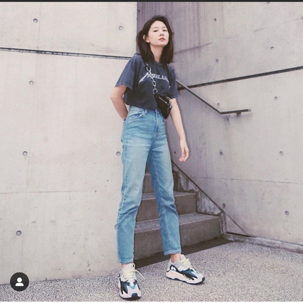 Brandy Melville High Waisted Mom light wash jeans - Picture 2 of 4